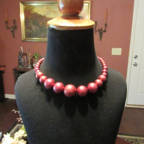 🍒 Sophisticated Cranberry Red Beaded Wired Necklace - Picture 3 of 12